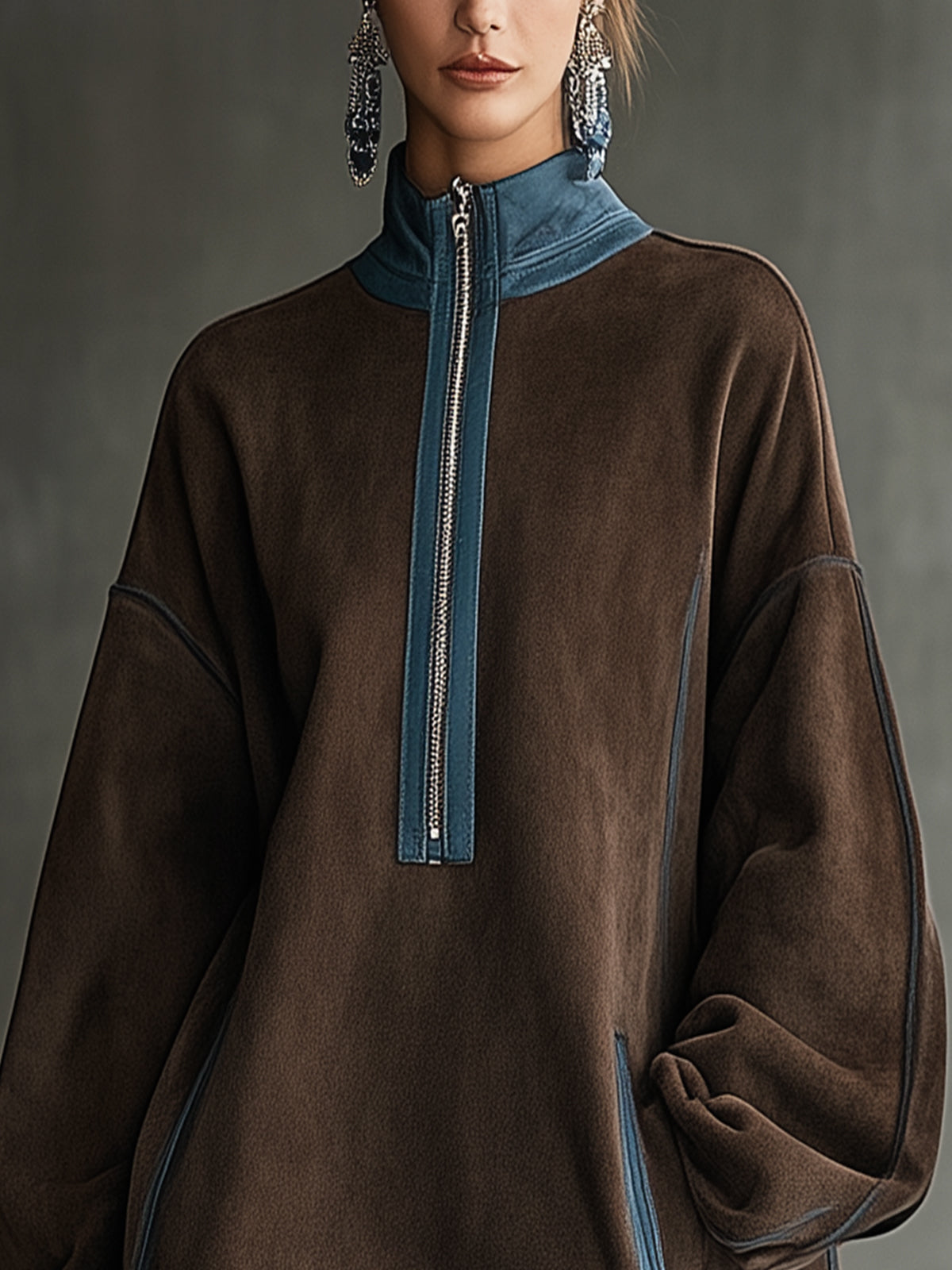 24-godzinny transport brązowej sukienki mini z sztucznego zamszu z wysokim kołnierzem i zamkiem błyskawicznym w oversize