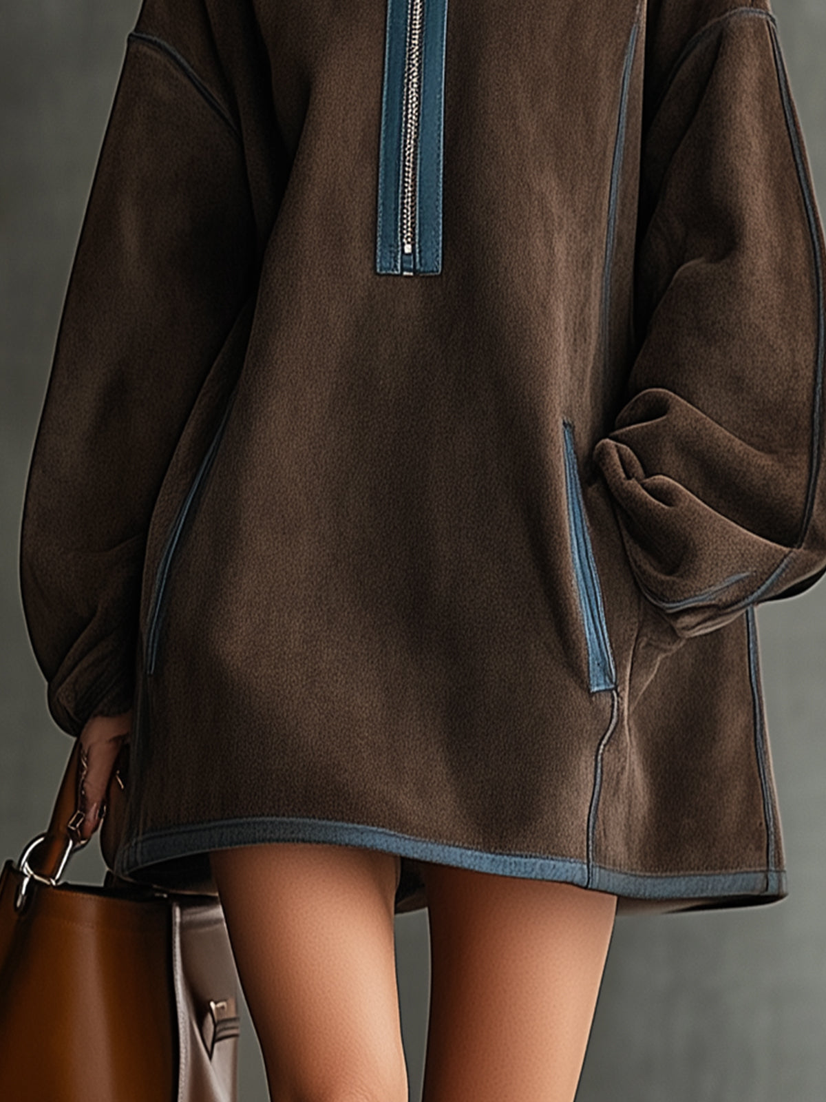 24-godzinny transport brązowej sukienki mini z sztucznego zamszu z wysokim kołnierzem i zamkiem błyskawicznym w oversize
