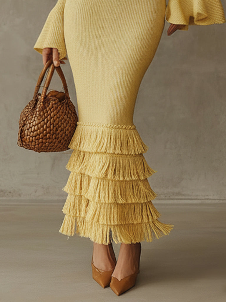 "Żółta Sukienka Bodycon z Odkrytymi Ramionami i Frędzlami" could be rewritten as "Żółta Sukienka Bodycon z Odkrytymi Ramionami i Stylowymi Frędzlami".